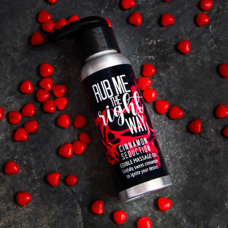 Spice up your sack sesh! This warming, edible massage oil bursts with sweet, spicy cinnamon, playfully daring your partner to lick off every last drop. 😳🔥