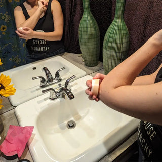 How to use a lotion bar? It's easy. Just apply to dry skin and gently rub. It'll melt in your body heat and glide right on.