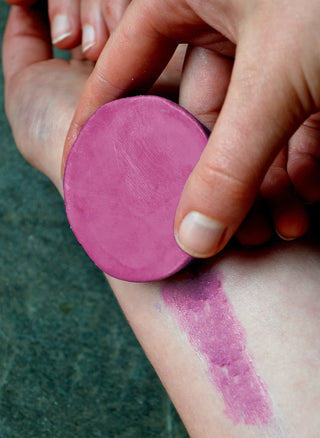 How to use a solid massage bar? It's easy! Simply apply to dry skin and let your body heat gently melt the outer layer. It'll glide right on.